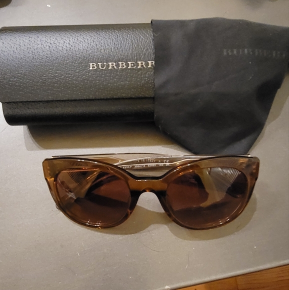 BURBERRY Sunglasses - Picture 1 of 7